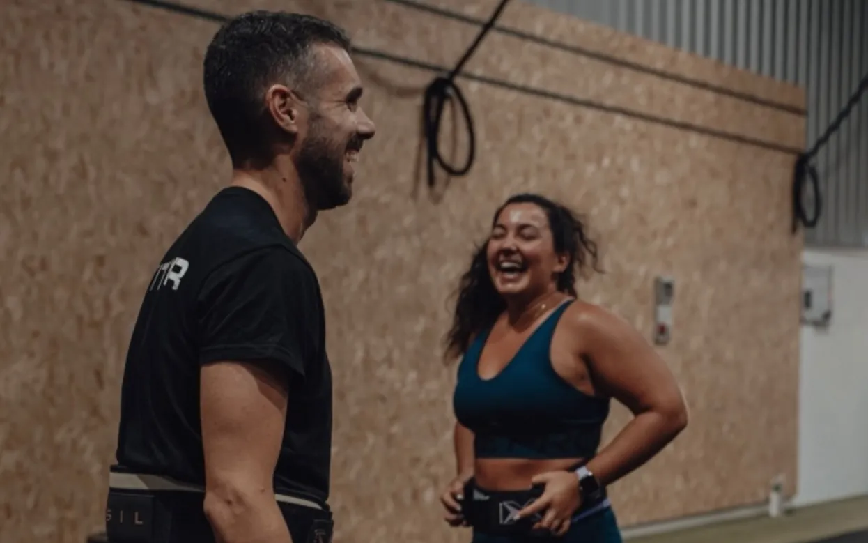 Dois atletas a rir durante um treino na box