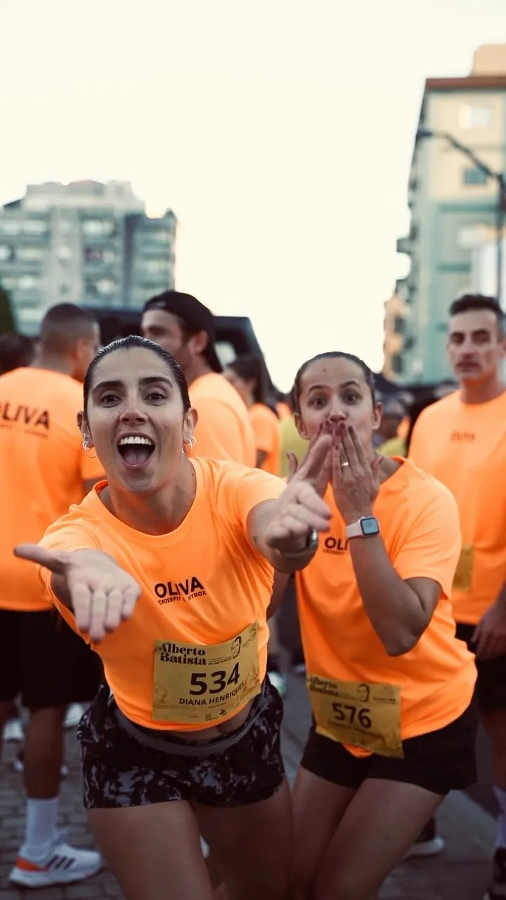 Atletas da Oliva CrossFit com t-shirts cor de laranja numa corrida em São João da Madeira