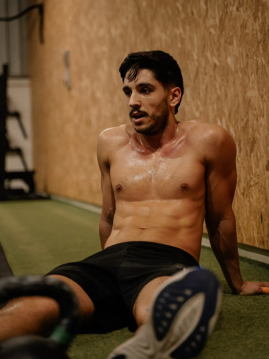 Atleta a recuperar no chão no fim do treino