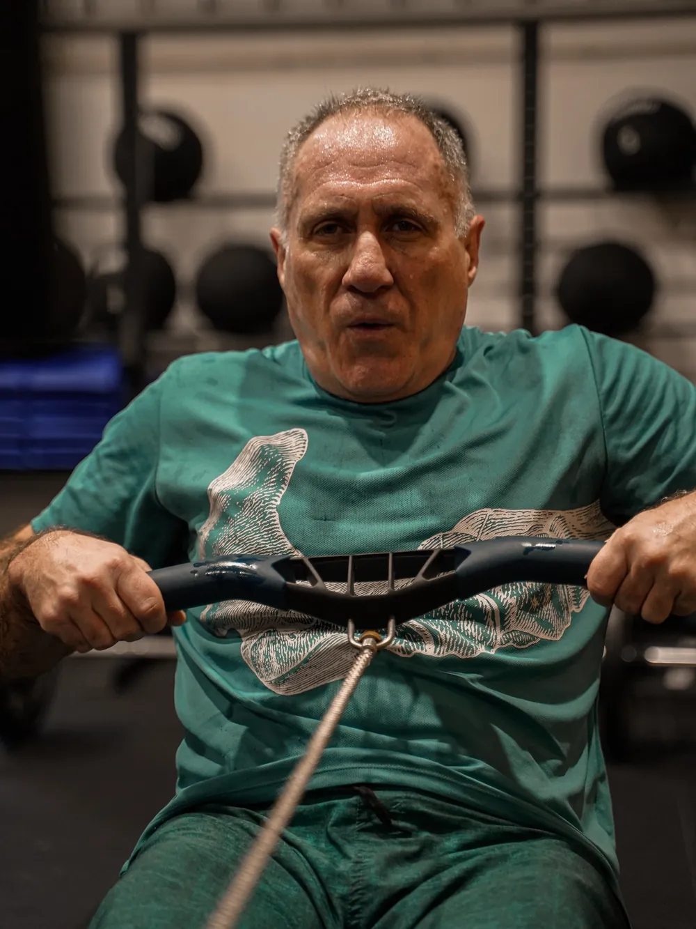 Atleta a treinar no remo ergómetro